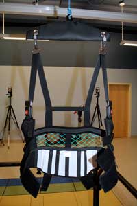 A harness that is secured to the ceiling gives walking assistance to patients who need support or have problems with balance, while movement tests are performed in the clinic.