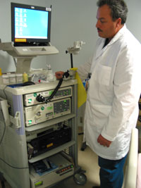 Dennis Brown using an indirect calorimeter –  a device that can provide information to assess the nutritional status of a patient by analyzing exhaled air. 