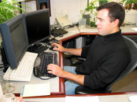 Peter Bandettini works at his desk.